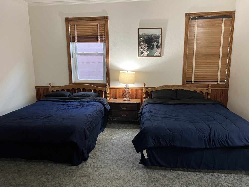 Deluxe, Single, 2 Queen Beds