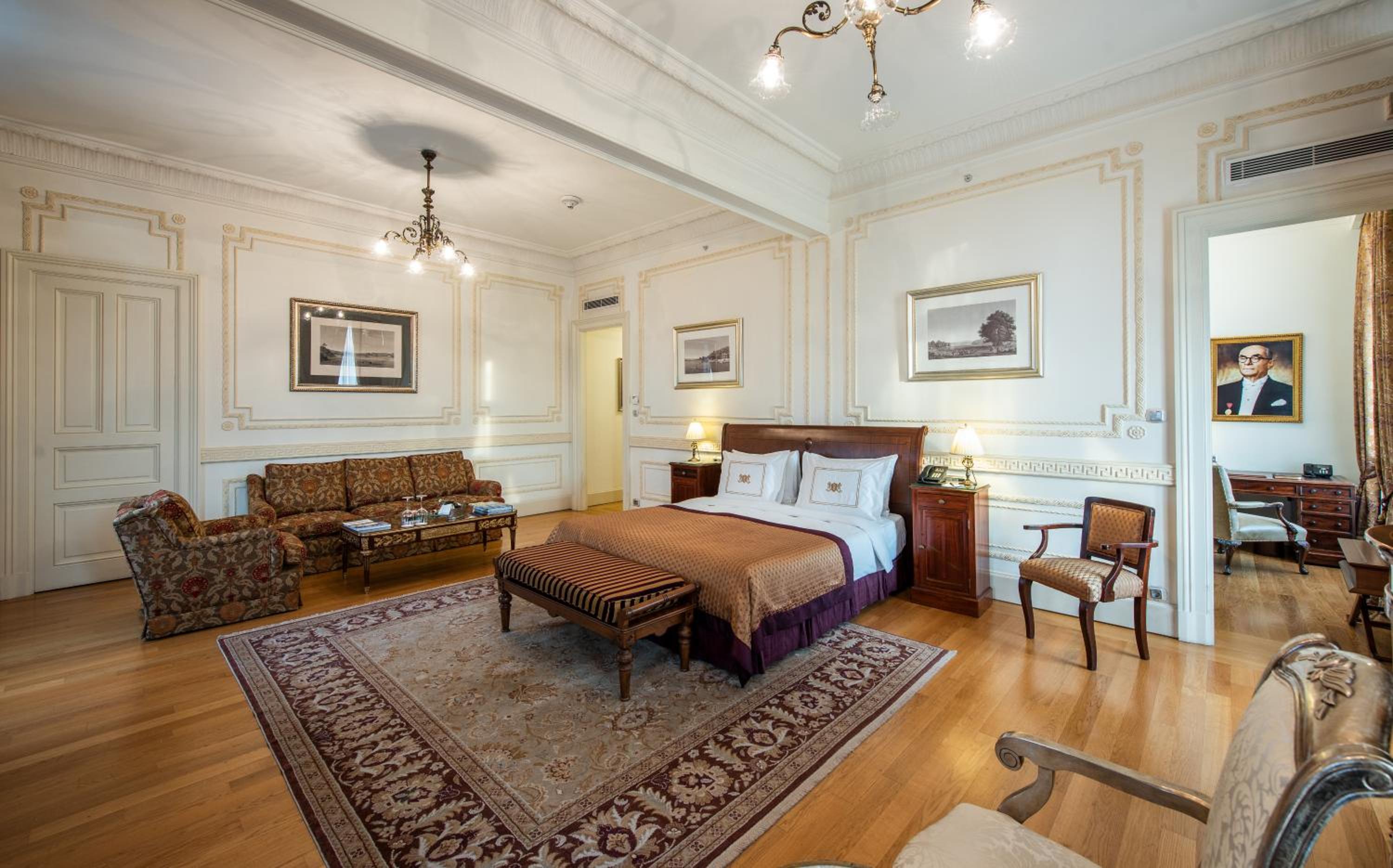 Senior, Suite, King Bed, Sofa