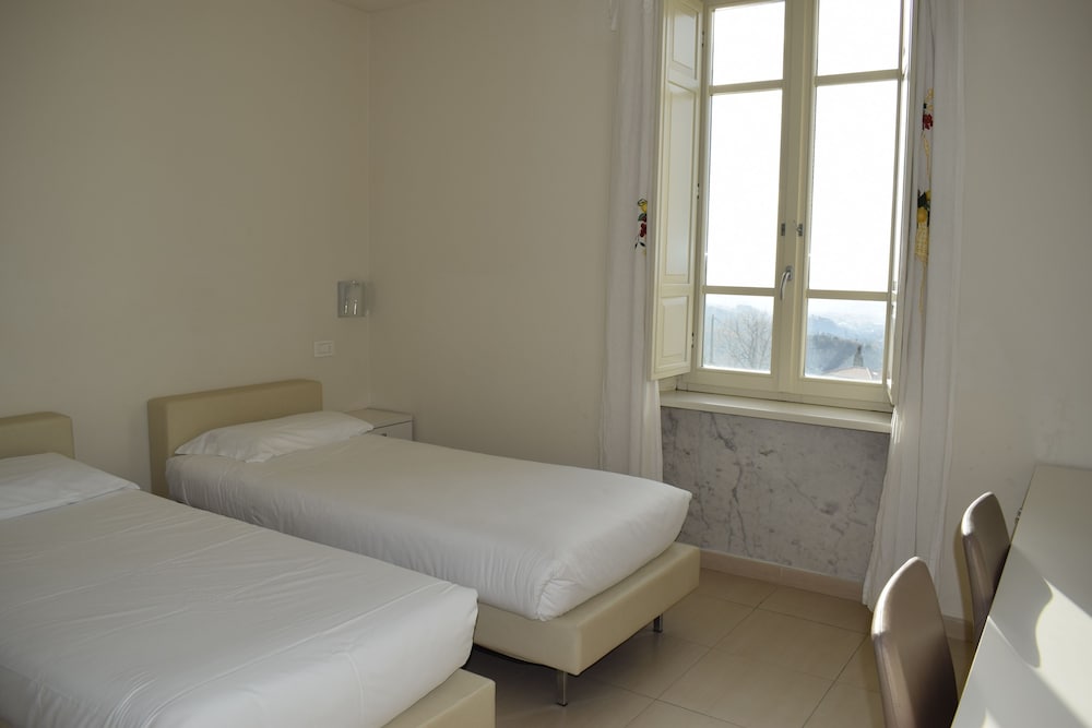 ALBERGO LA CASTELLANA 4/26