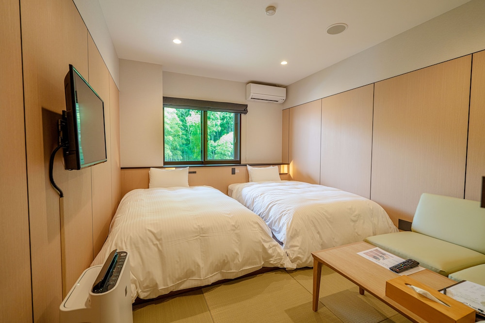 JAPANESE WESTERN, STANDARD, TWIN BEDS, MOUNTAIN SIDE