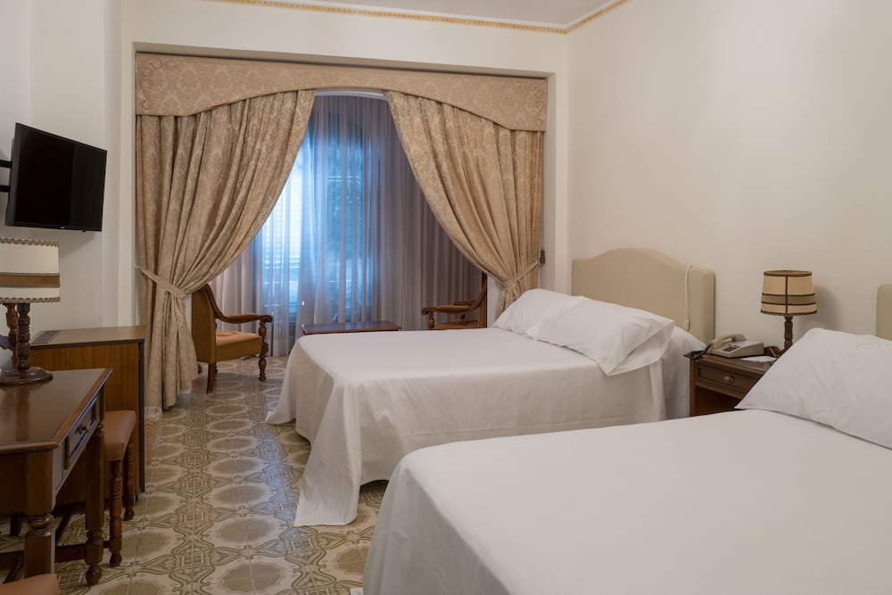 غرفة ثلاثية بسرير مزدوج وسرير فردي بإطلالة على البحر، Lido Mediterranee 2/10