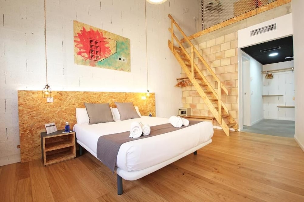 BRICK HOTEL 8/38