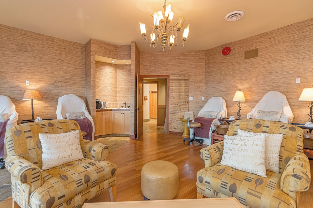 Pacific Shores Resort & Spa 16/48