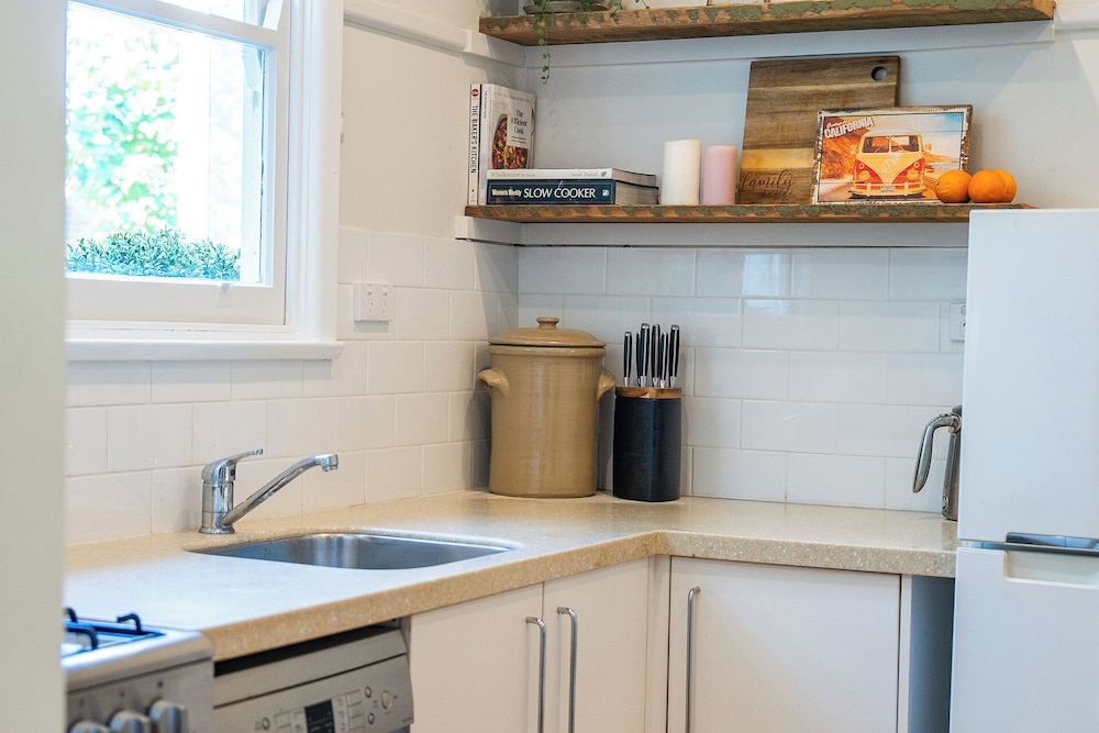 WHISPERING PINES BOUTIQUE ACCOMMODATION 24/50