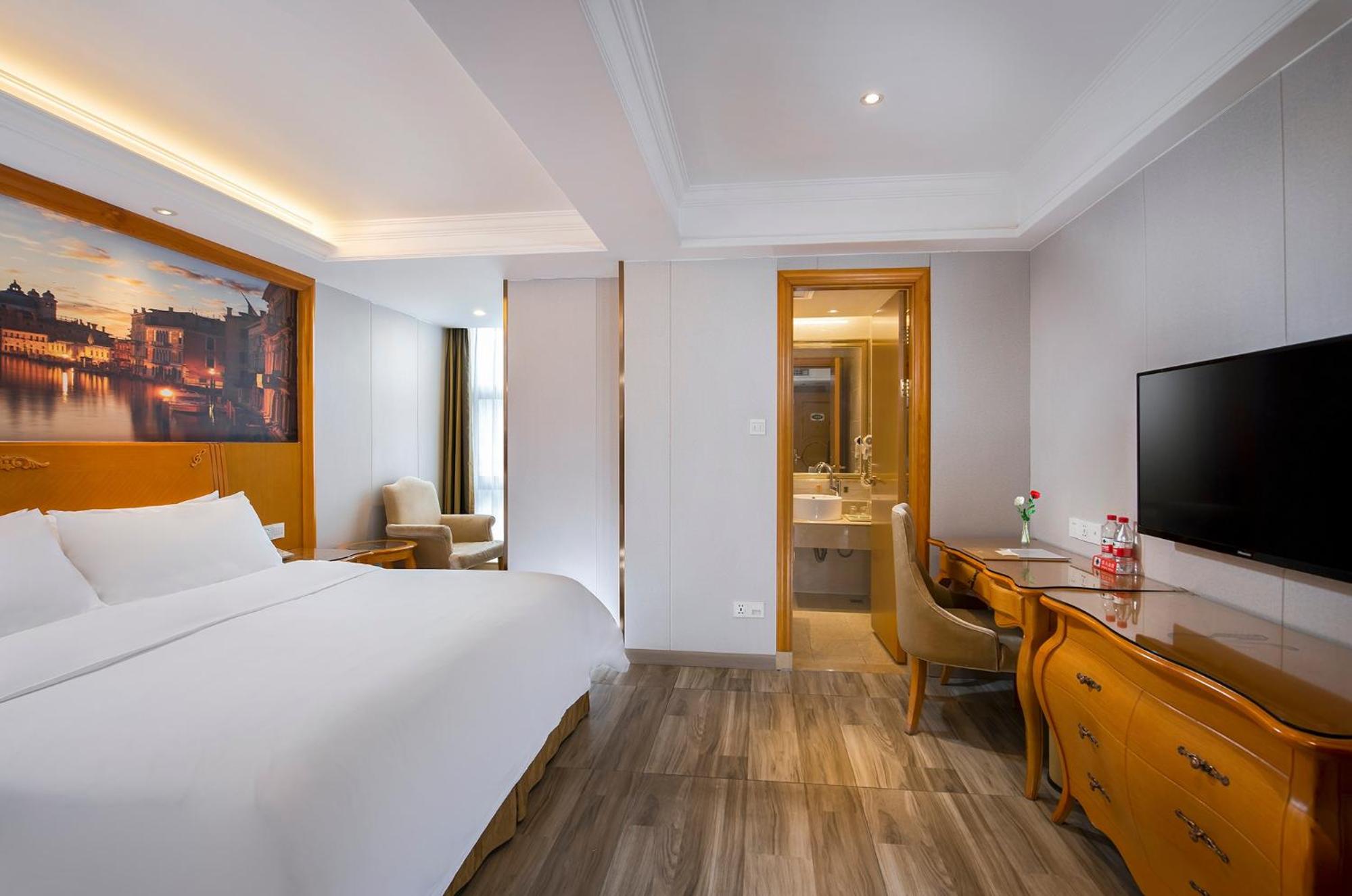 Vienna Hotel (Shenzhen Jixiang Metro Staion) 12/23