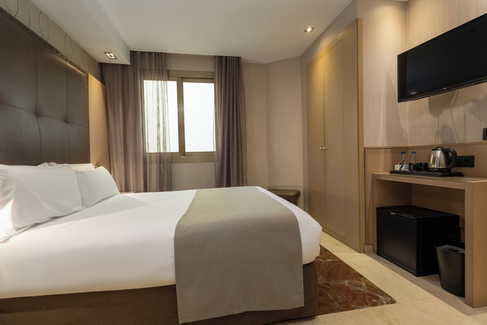 Room, Single, Twin Beds, Gran Hotel Barcino 6/10