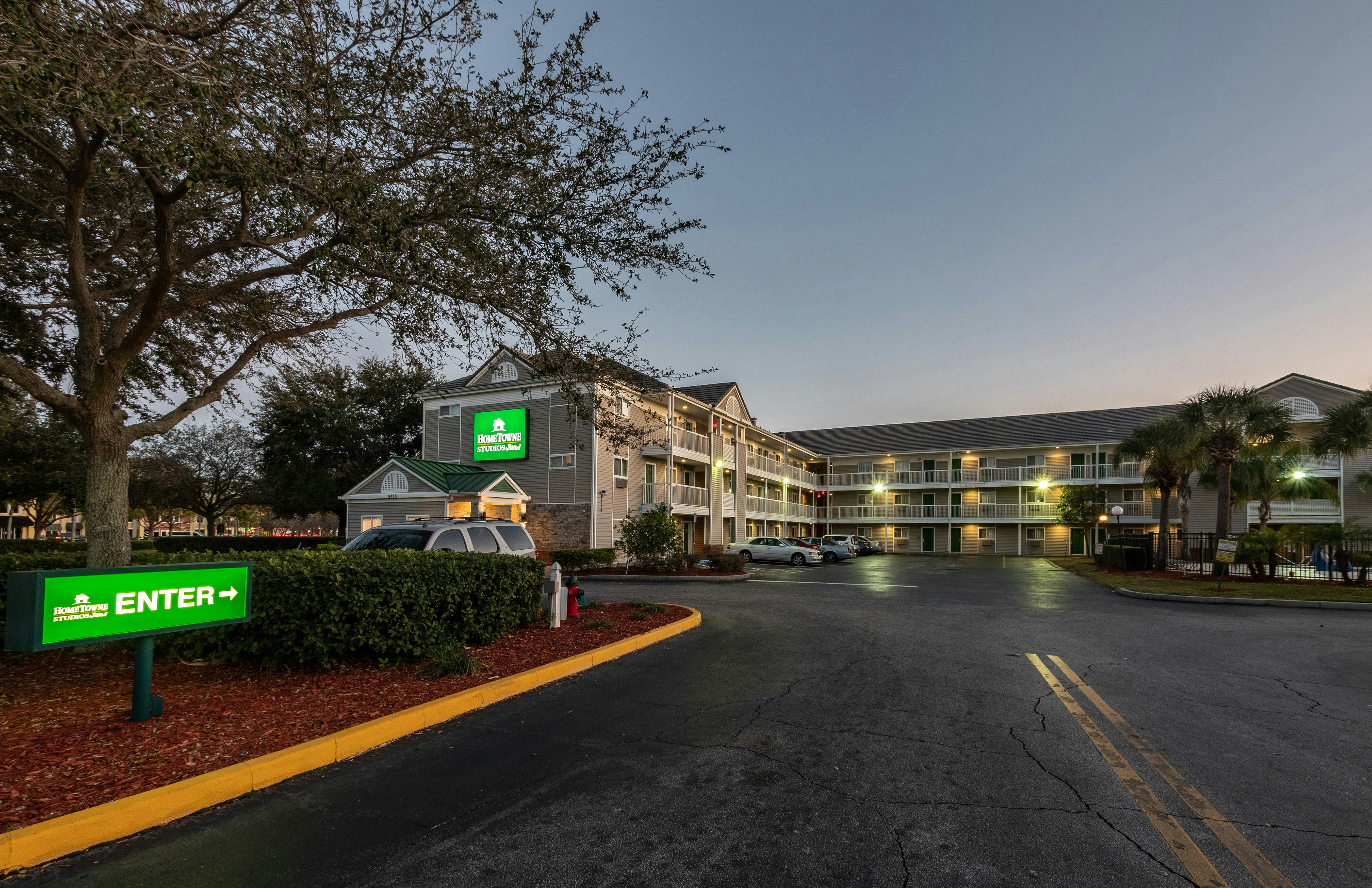 HomeTowne Studios by Red Roof Orlando South photo4