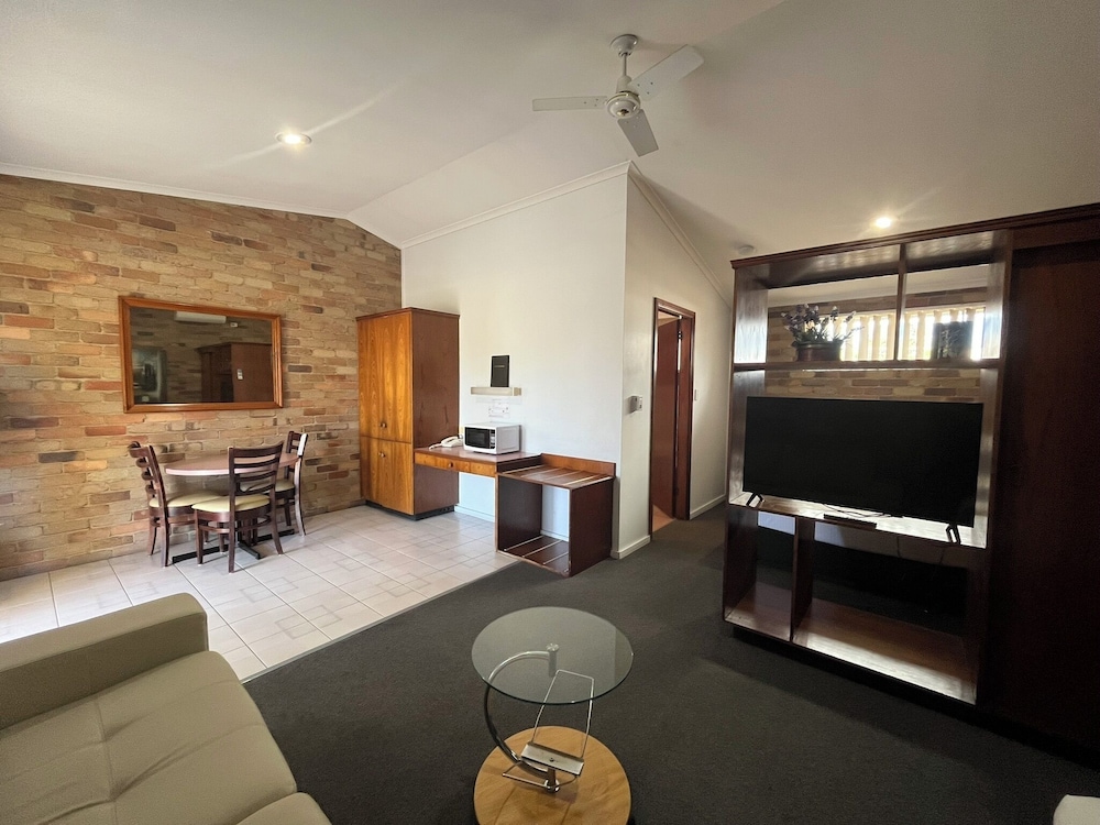 REST POINT MOTOR INN 41/58