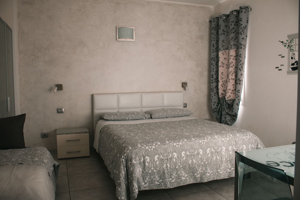 غرفة إليت ثلاثية بسرير كوين مع أريكة، B&B Il Giardino Di Rebecca 4/9