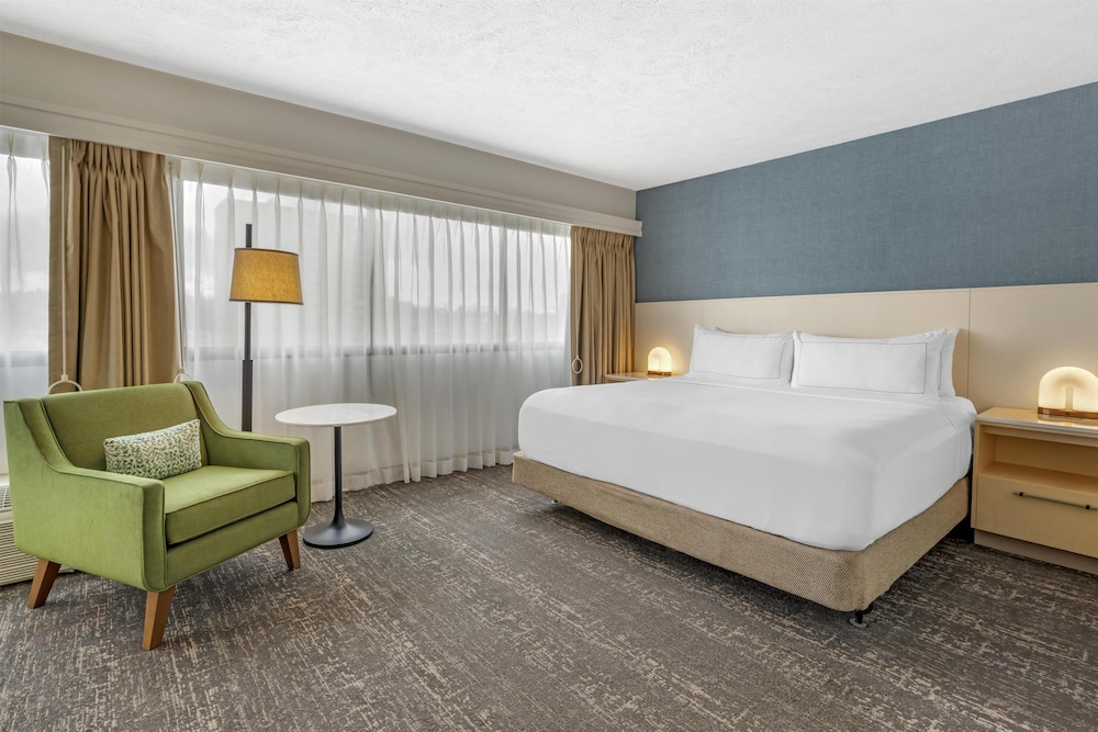 غرفة ركنية بسرير كينج بحوض استحمام لذوي الإعاقة، DoubleTree by Hilton Hotel Spokane City Center 2/10