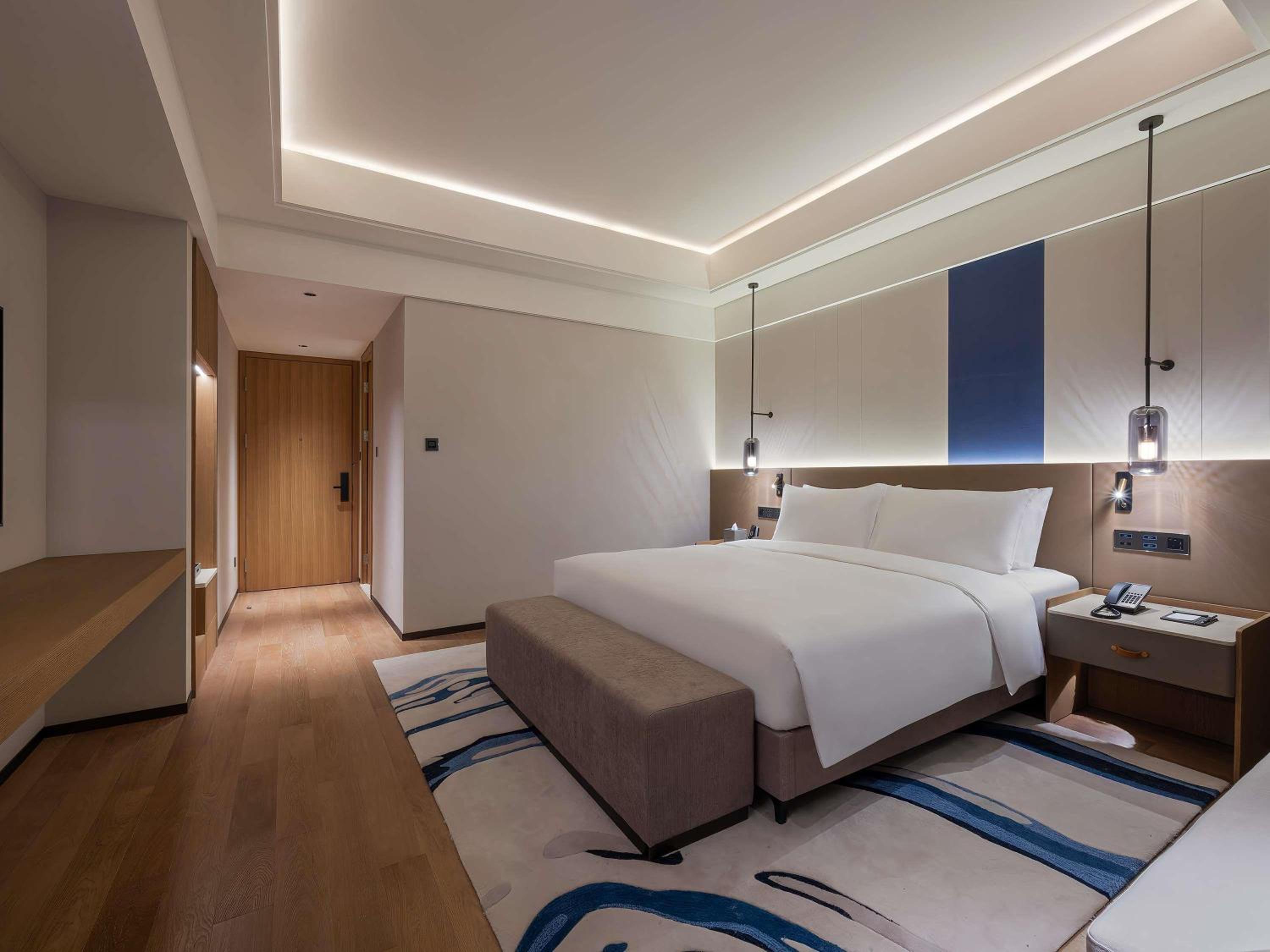 Superior, King Bed, City Side