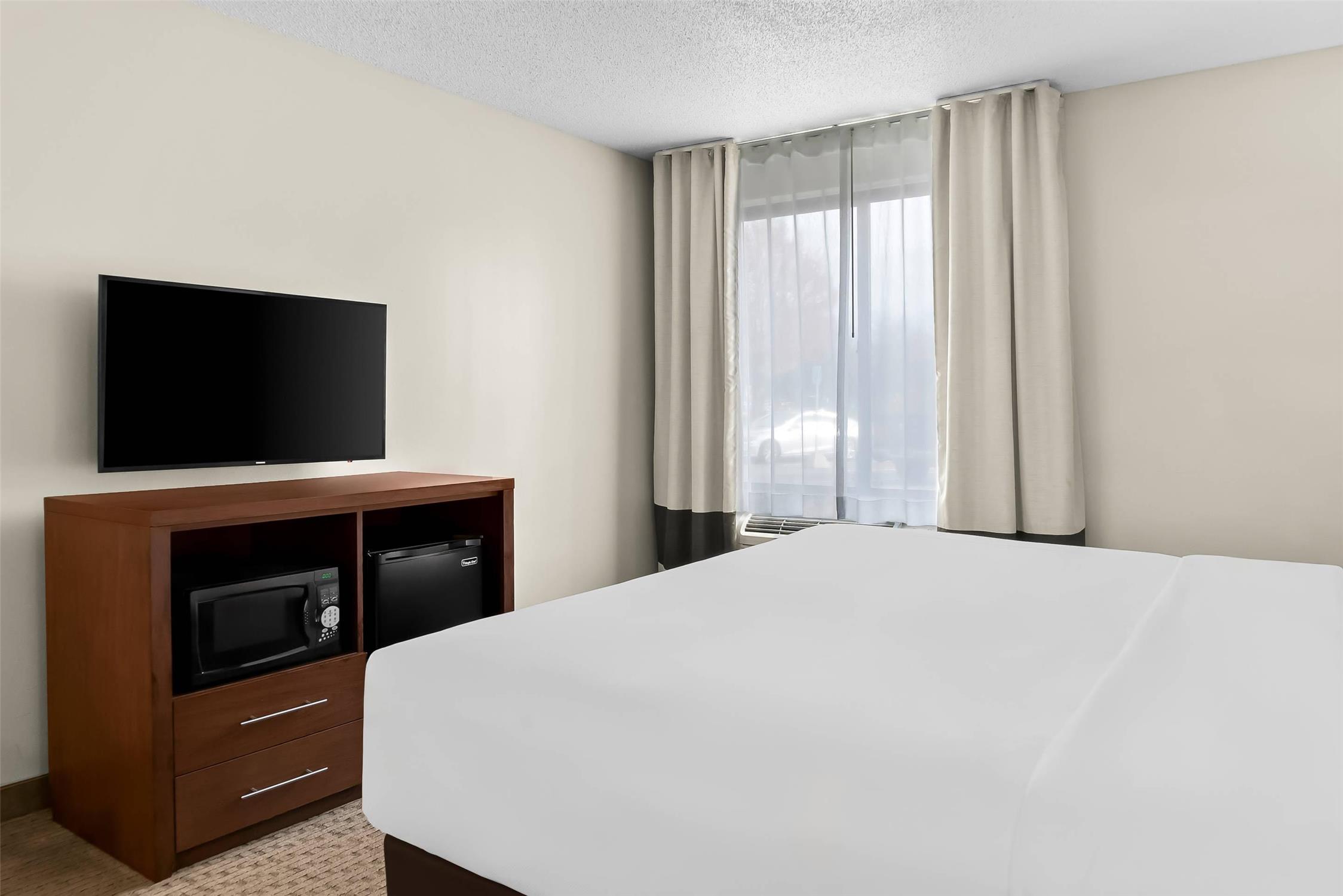 Comfort Inn & Suites Taylor - Detroit 5/21