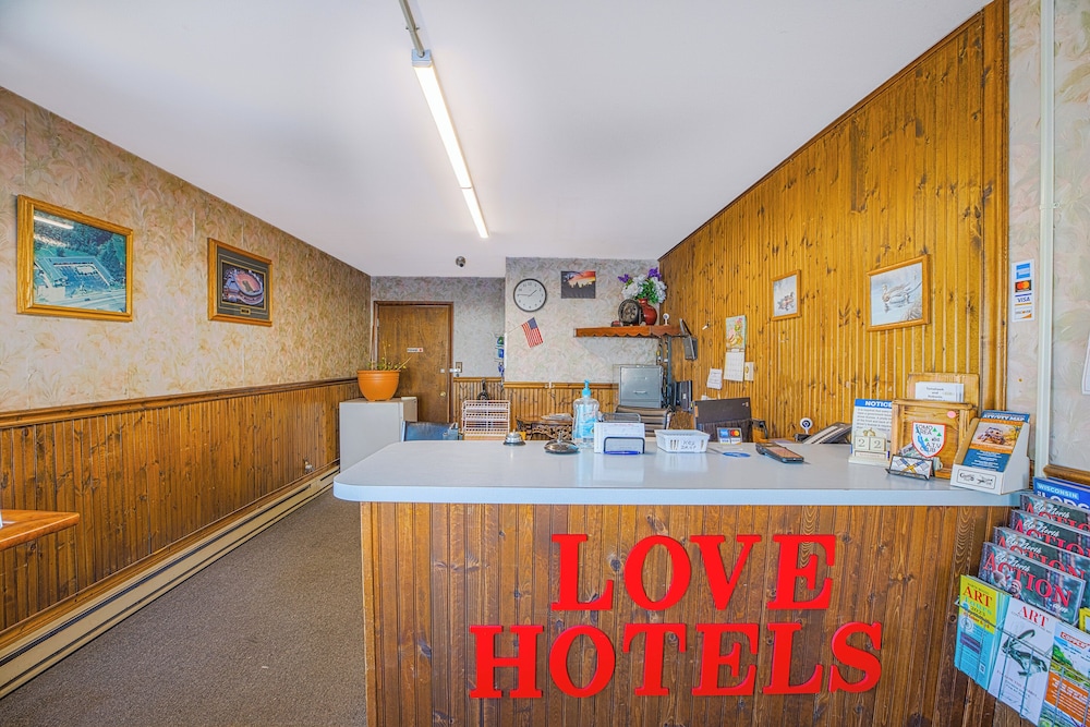 Love Hotels Tomahawk at Lake Mohawksin WI 2/49