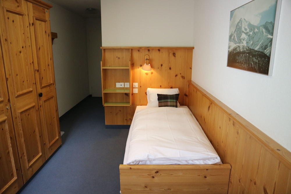 Spengler Hostel 6/29