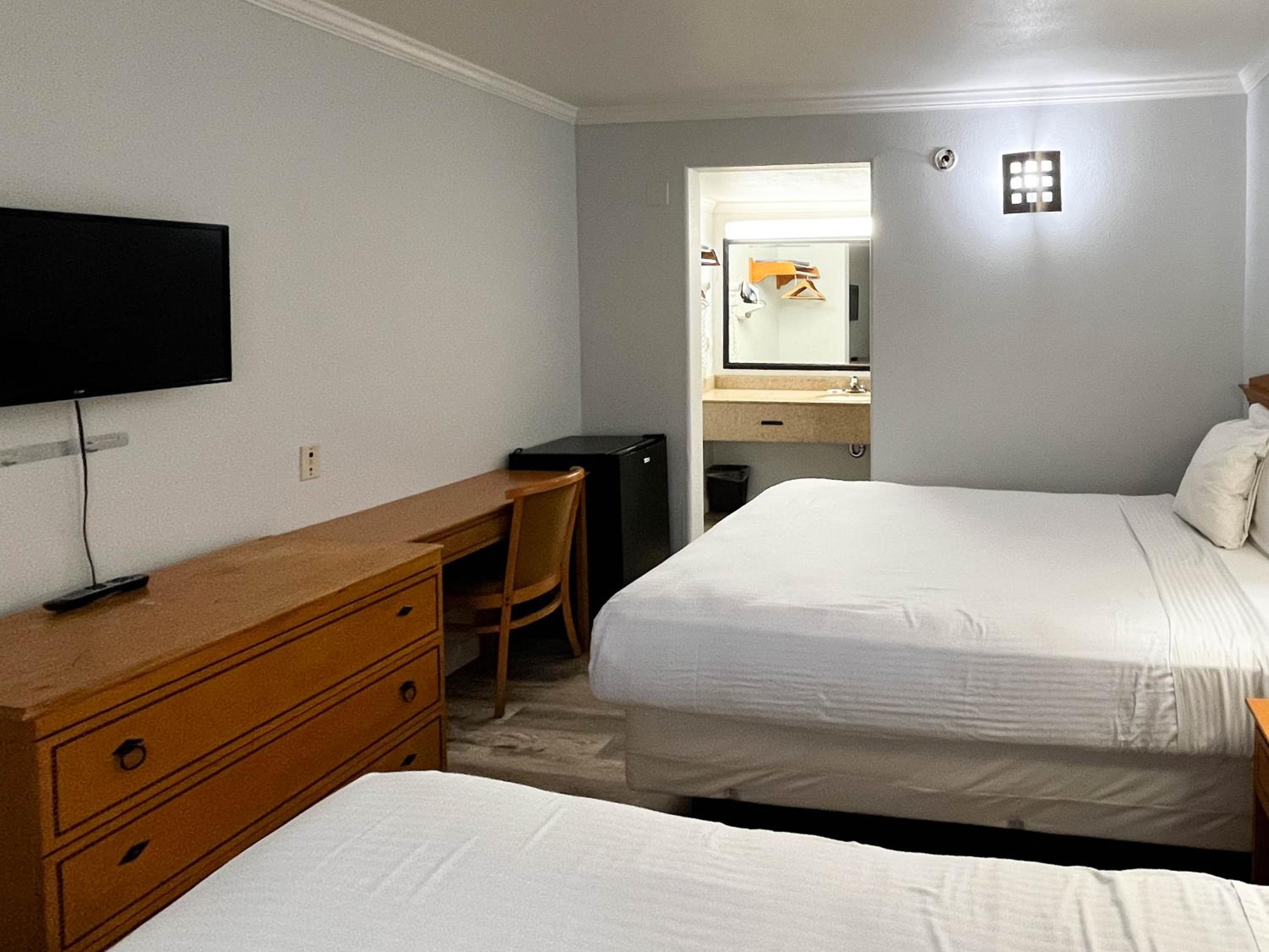 2 Queen Beds - Non-Smoking