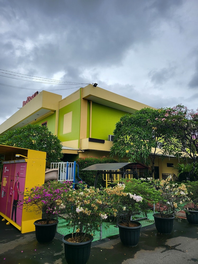 RedDoorz Plus near Dunia Fantasi Ancol 2/19