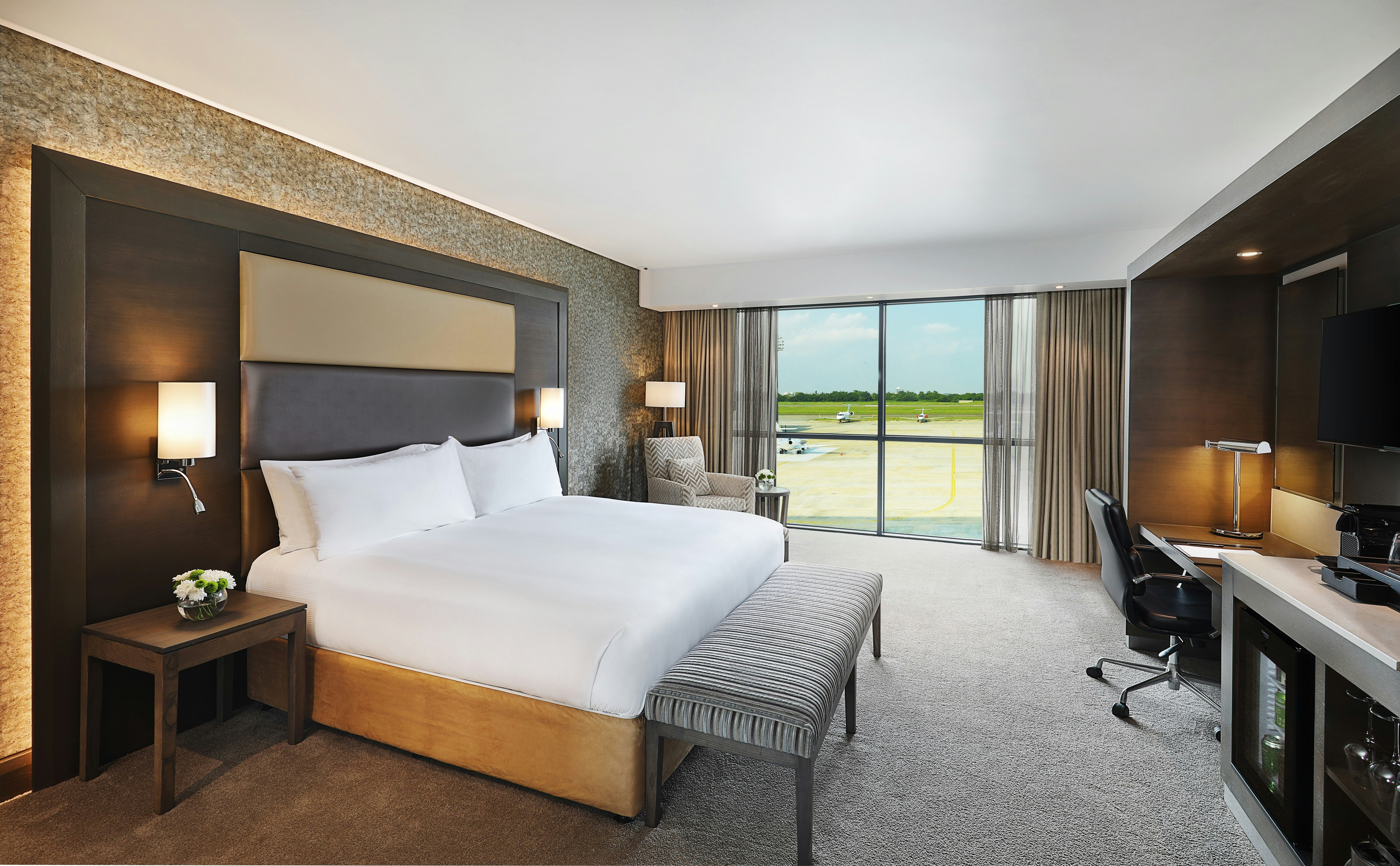 DELUXE KING ROOM