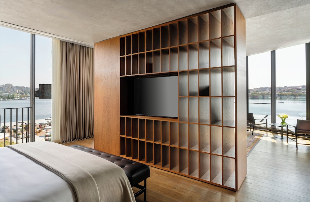 1 Bedroom, Suite, King Bed, Sea View, Butler, Corner