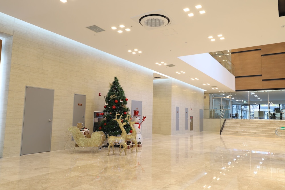Lobby at Sunrise Hotel Sokcho, SOKCHO