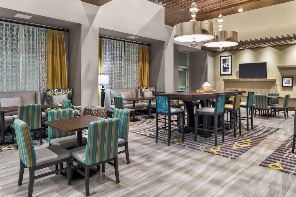 Hampton Inn & Suites Los Angeles/Hollywood 40/52