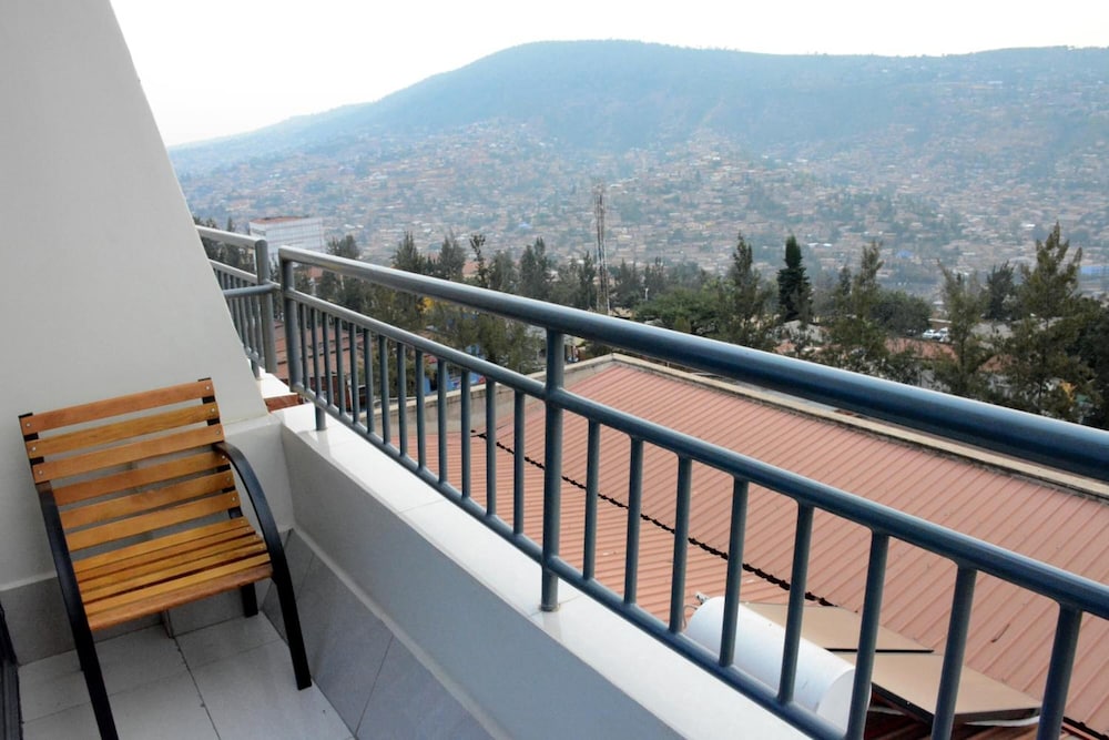 La Posh Hotel 3/33