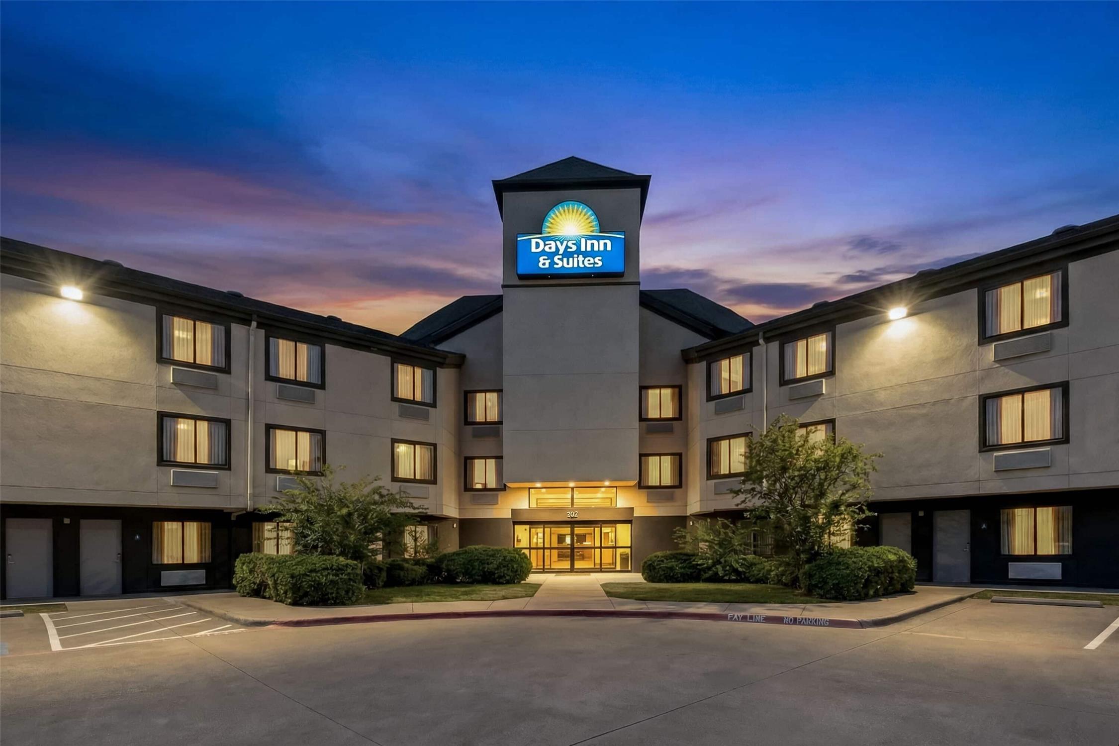 Days Inn & Suites by Wyndham DeSoto 2/44