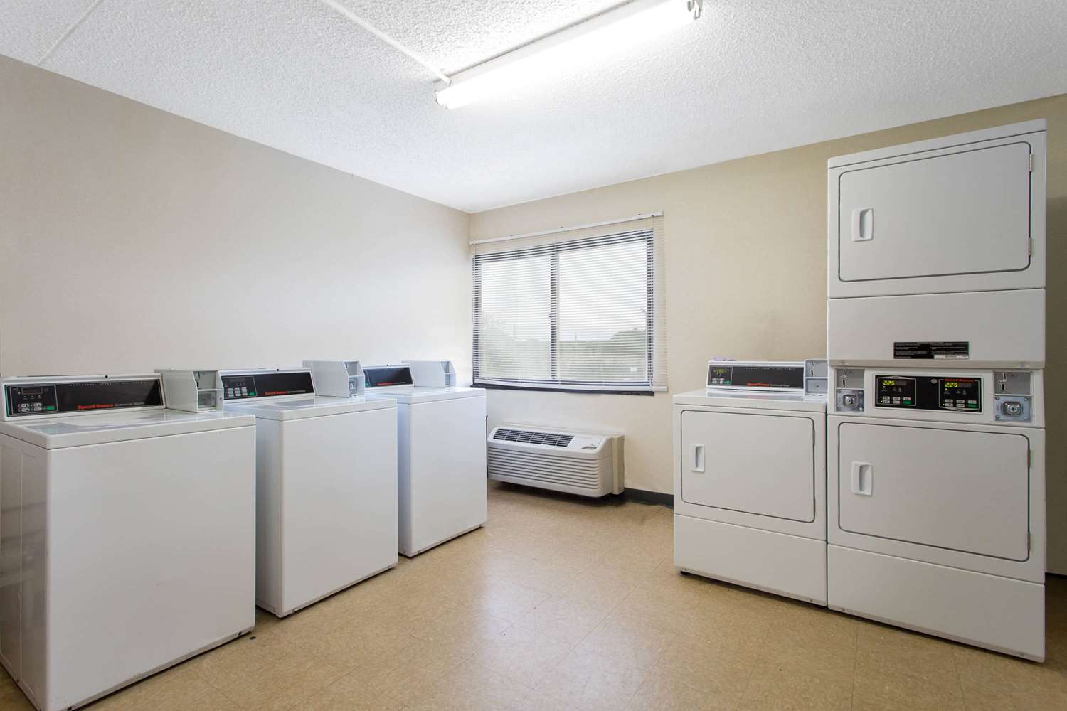 Days Inn by Wyndham Absecon Atlantic City Area 28/39