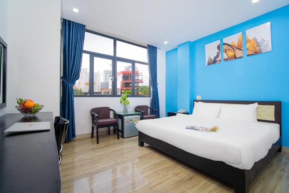 DELUXE, QUEEN BED, CITY VIEW