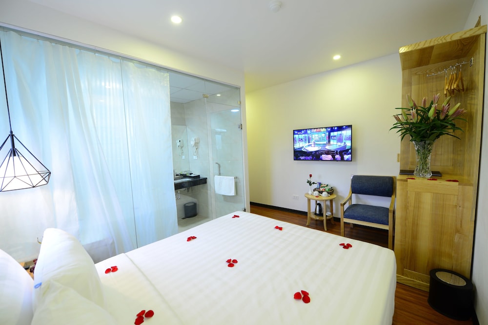 Blue Hanoi Inn Luxury Hotel 16/44