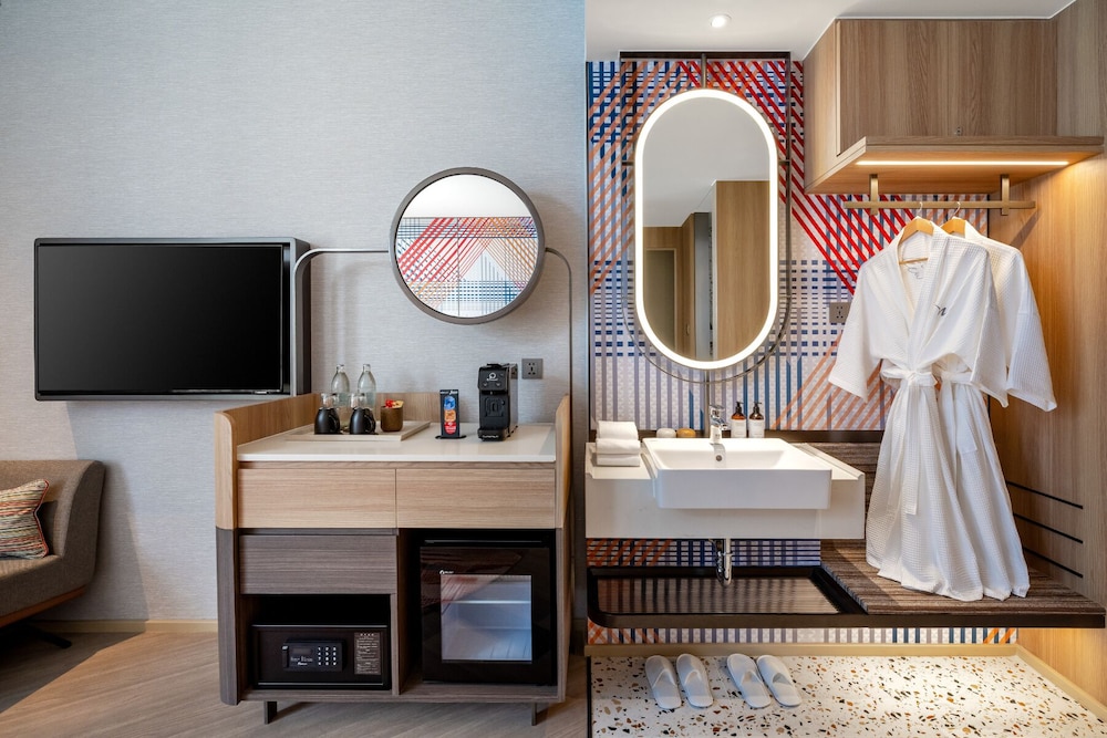 Mercure Bangkok Surawong 57/64