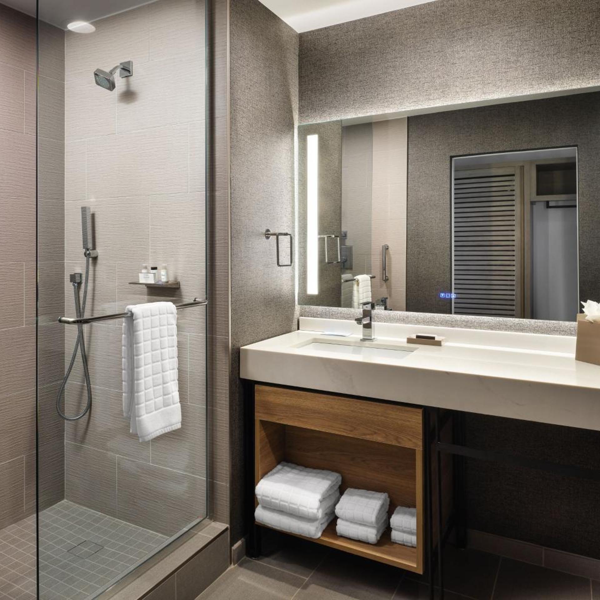 Guest Room, 2 Queen Beds, Golf Course View, Club Lounge Access، Sheraton Flowood The Refuge Hotel & Conference Center 7/8