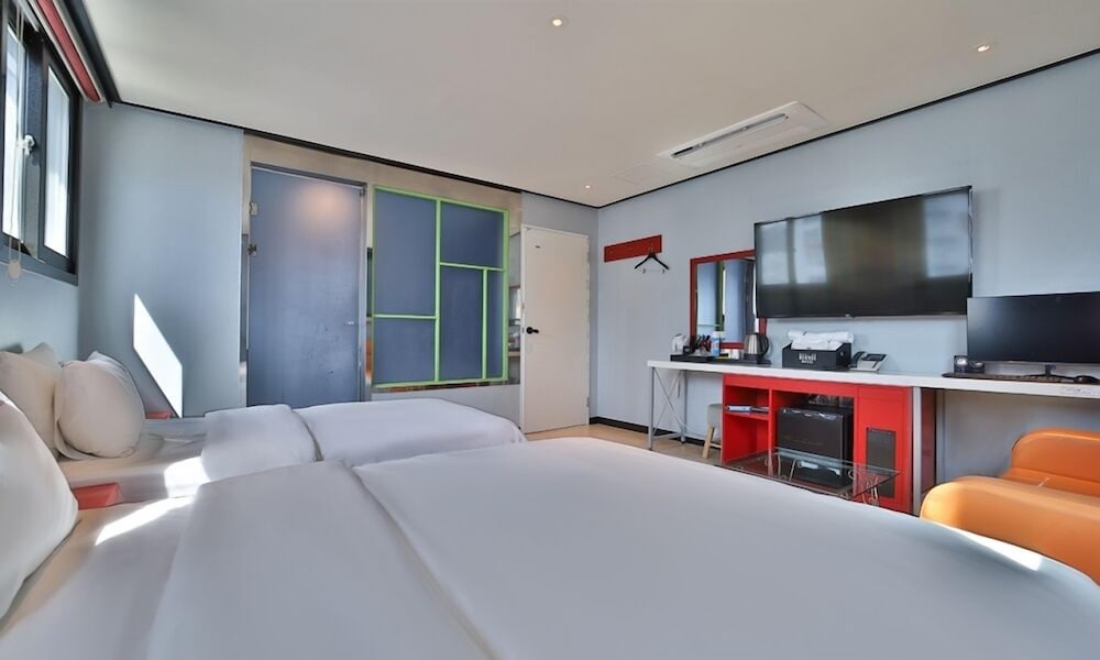 ROOM, TWIN BEDS, NO PARKING