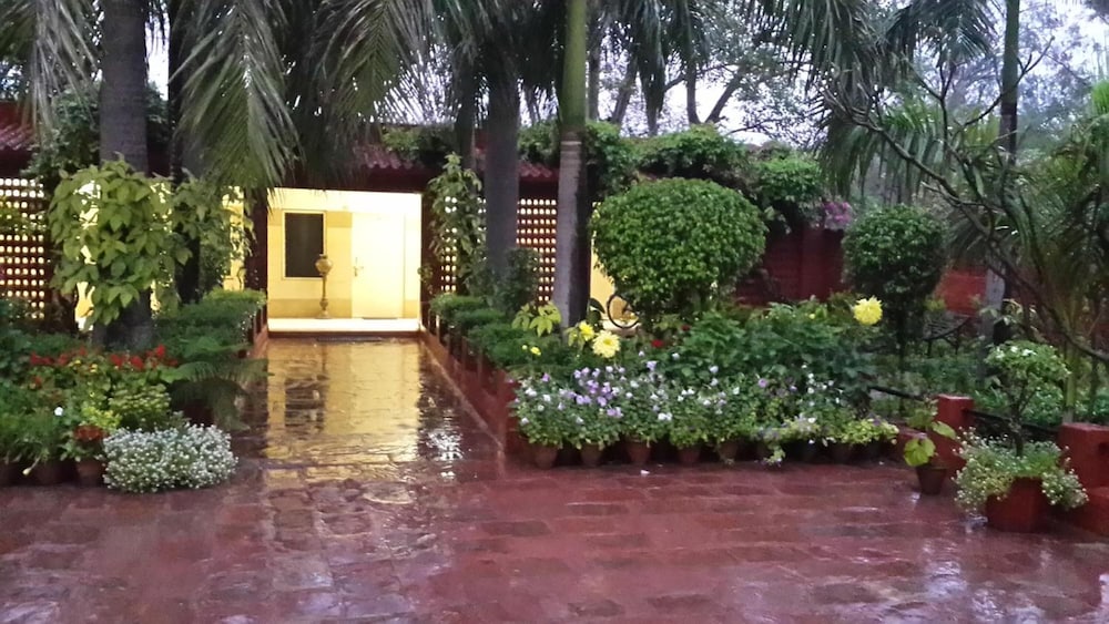 Hotel Sheela 46/53