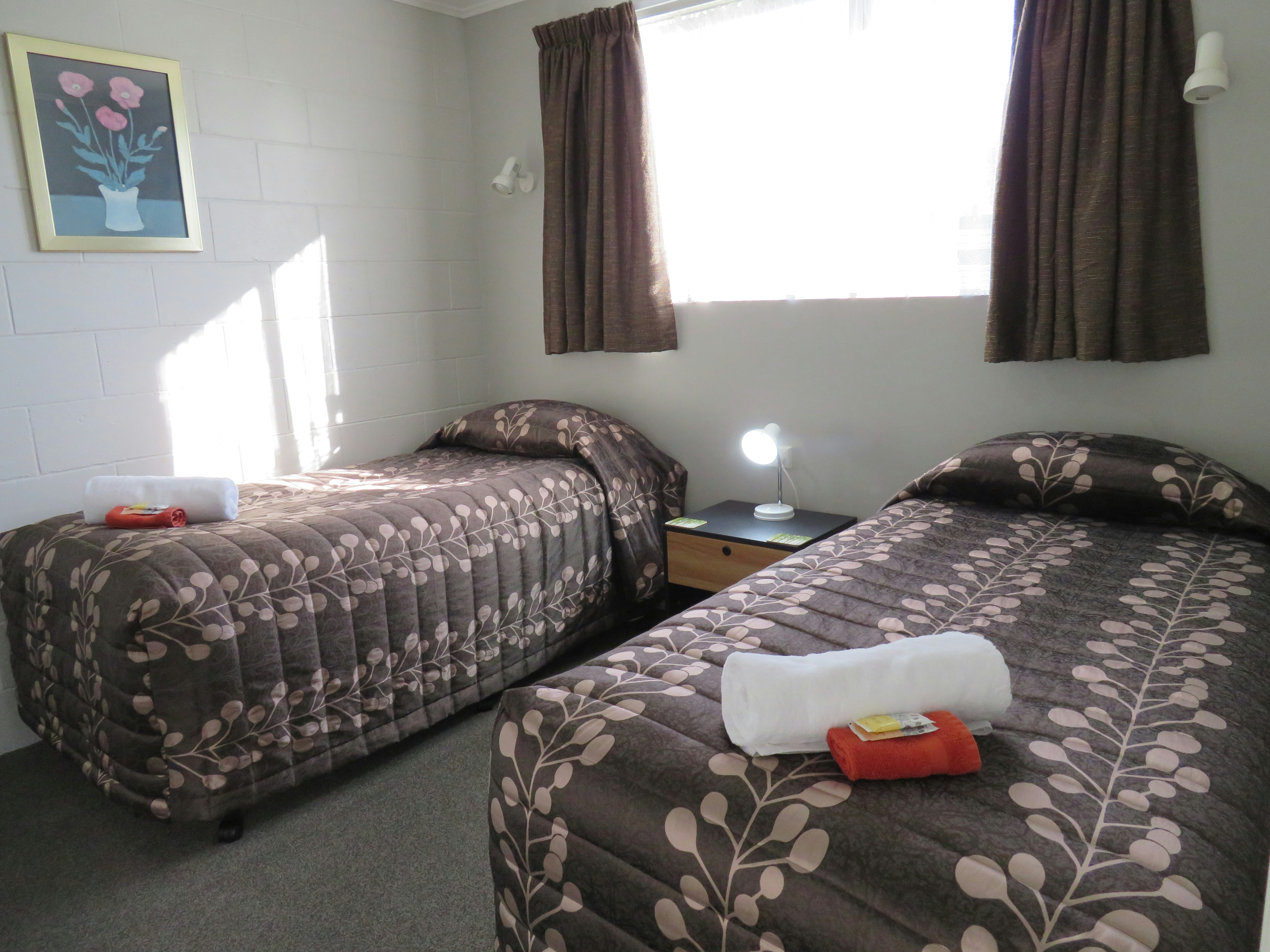 Commodore Court Motel 27/76