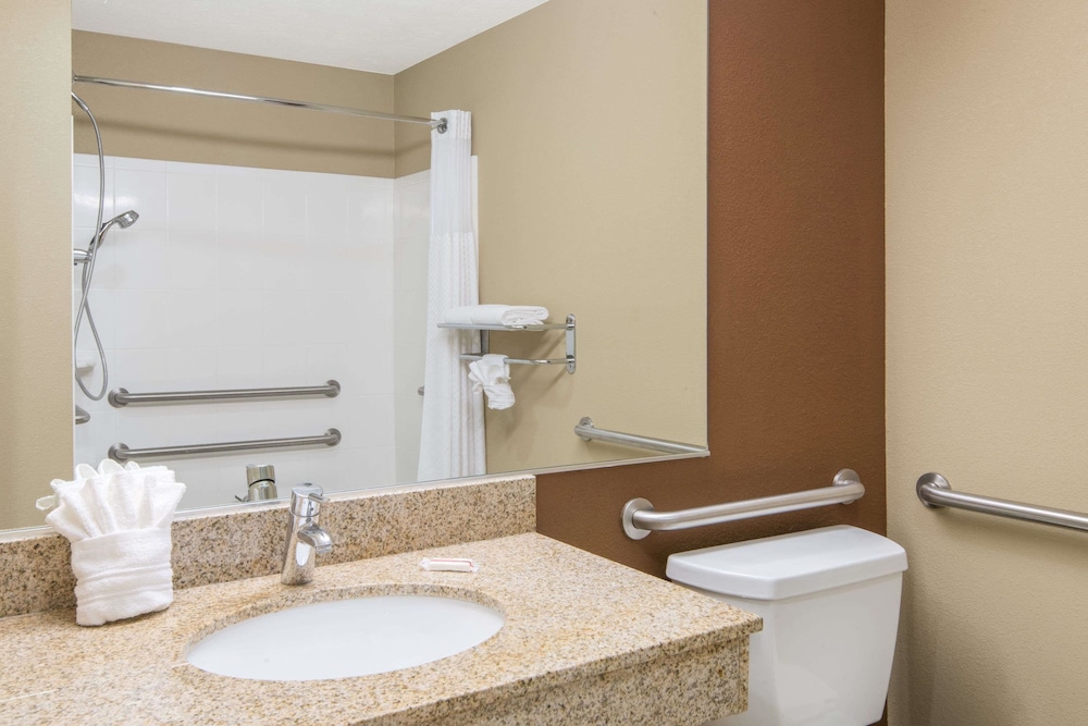 Microtel Inn And Suites By Wyndham North Canton 13/31