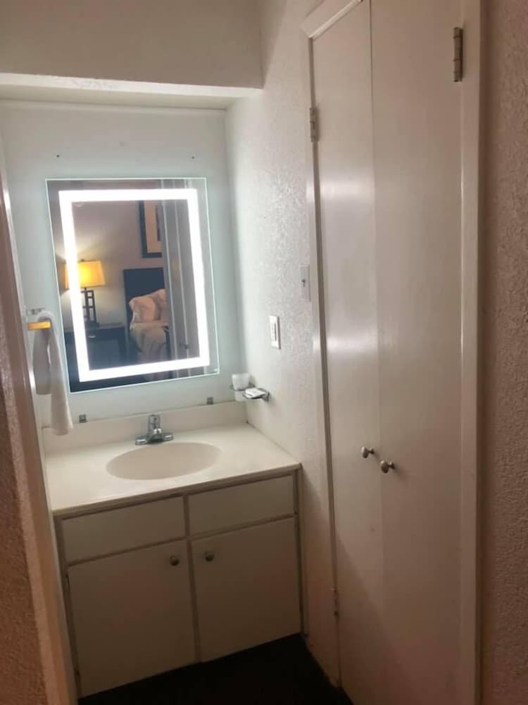 Ranch House Inn and Suites 24/28