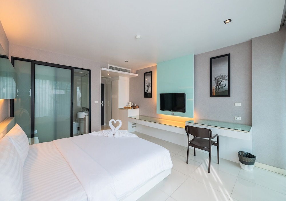 Serenotel Pattaya Beach Front 17/50