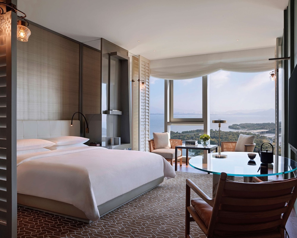 Suite, King Bed, Bay View