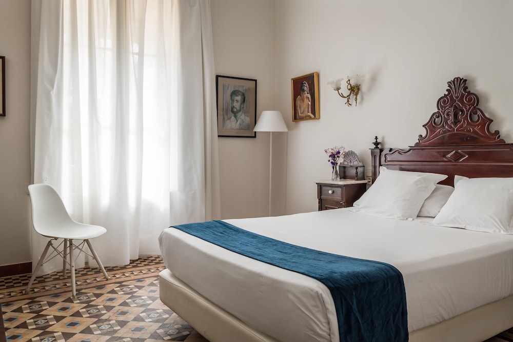 ROOM, DOUBLE OR TWIN BED