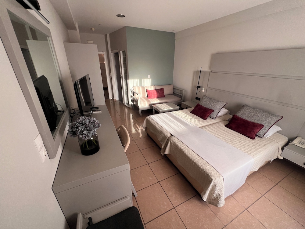 1 BEDROOM, STANDARD, QUADRUPLE, CITY VIEW