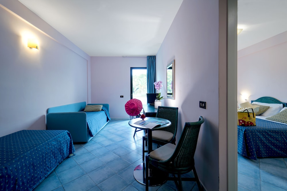 Villaggio Club Giardini d’Oriente 30/49
