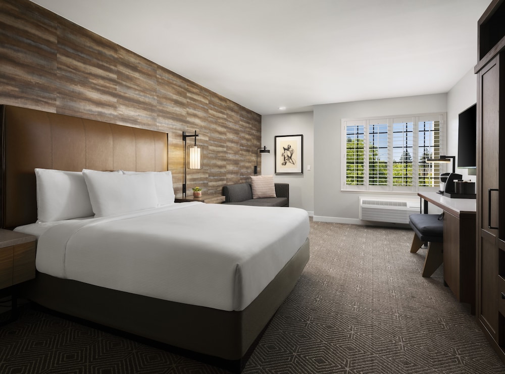 TRADITIONAL, KING BED