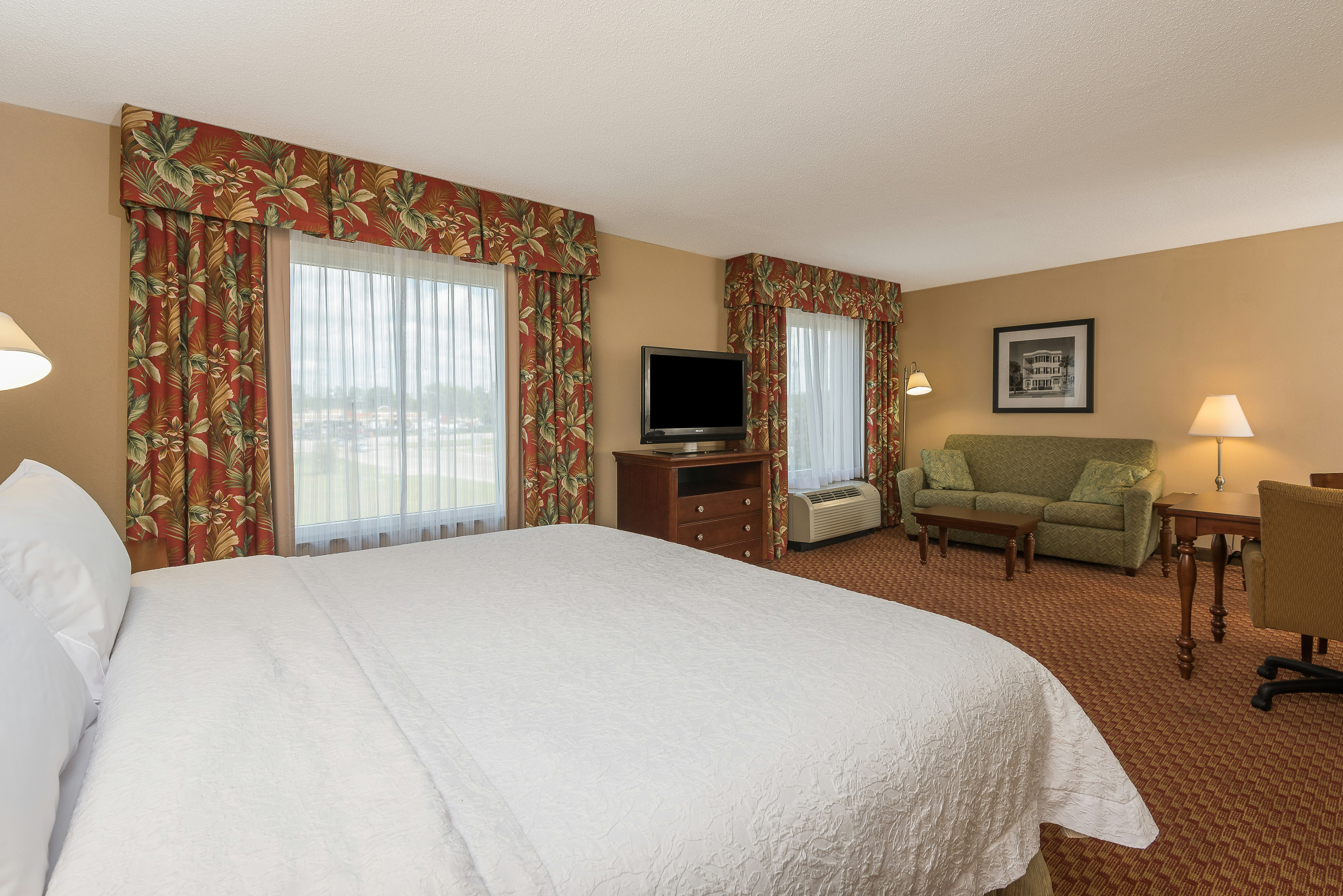 STUDIO, SUITE, KING BED