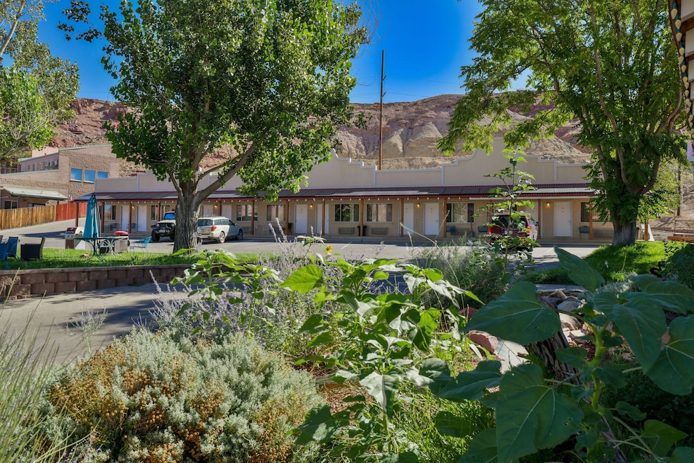 Adventure Inn & Motel 34/43
