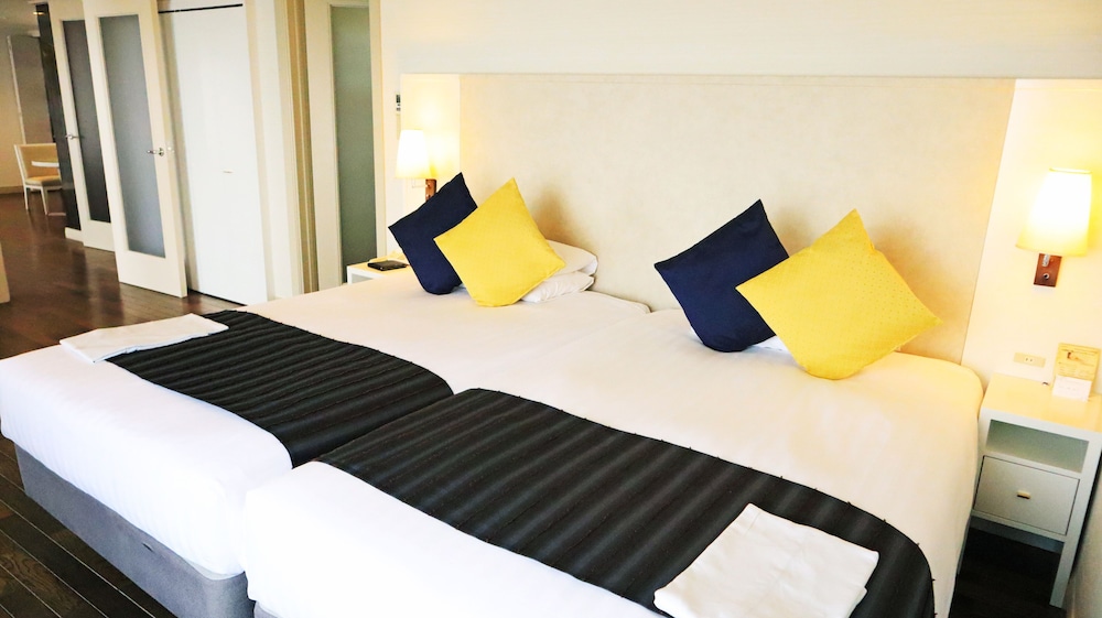 SUITE, TWIN BEDS