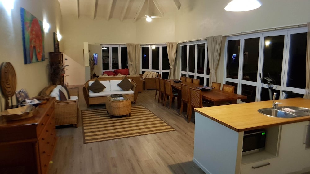 Muri Beach Resort 45/75