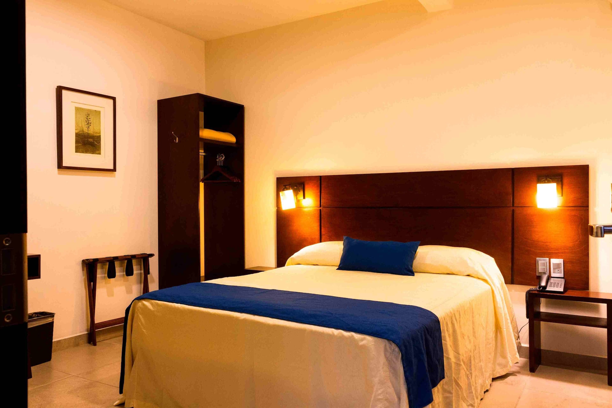 SUPERIOR, QUEEN BED