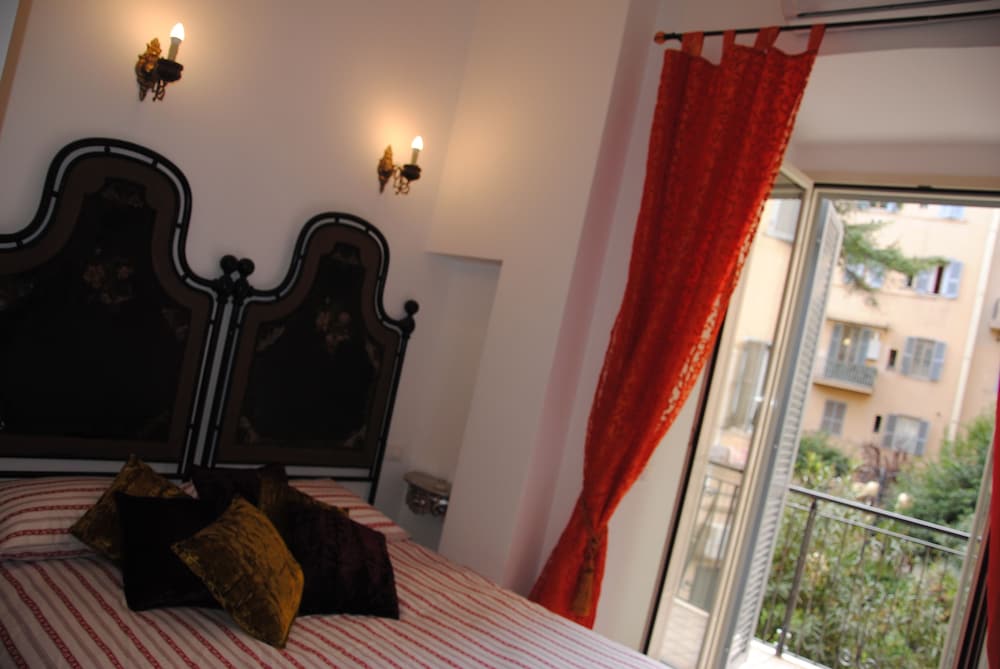 Deluxe Rooms 38/59