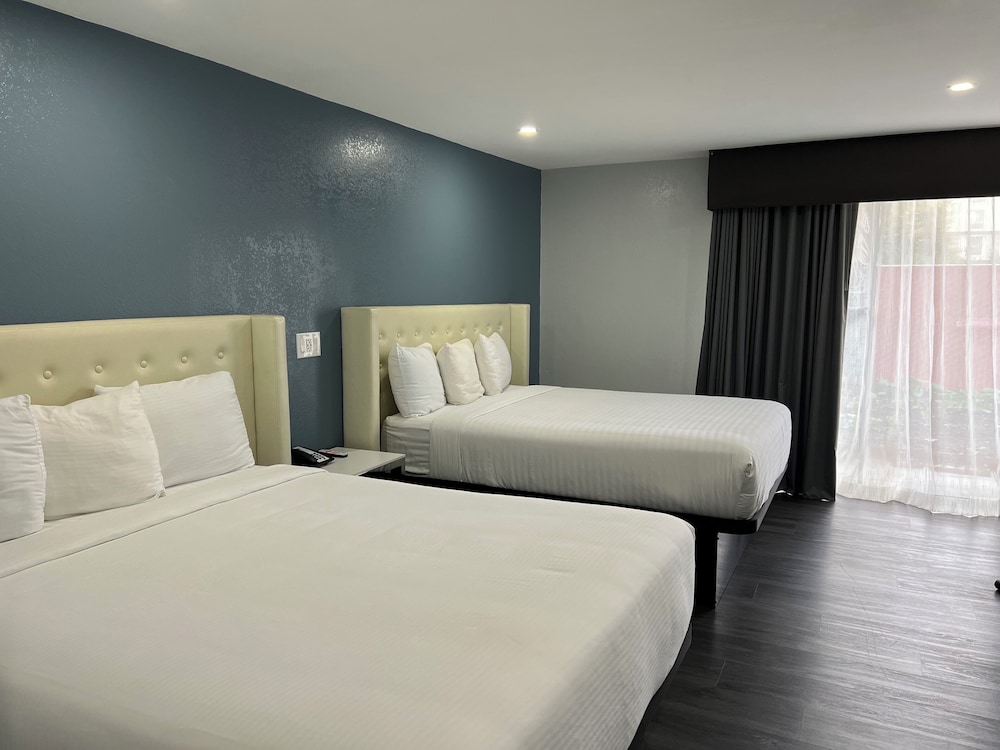 STANDARD, 2 QUEEN BEDS