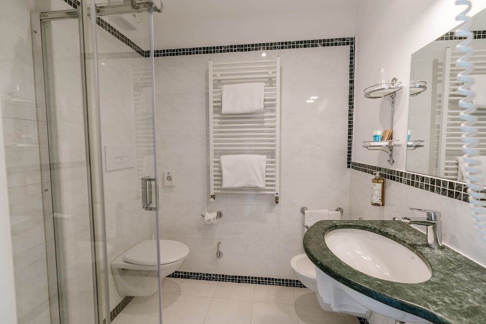 Hotel Monte Baldo and Villa Acquarone 47/49
